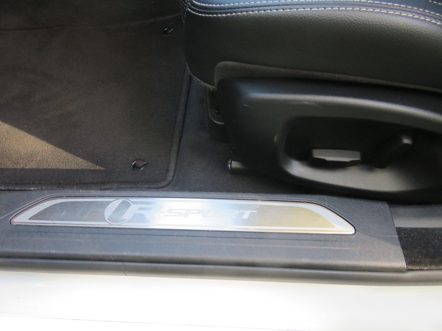 Used Jaguar XE 2015 for sale - 76381343: Photo 41