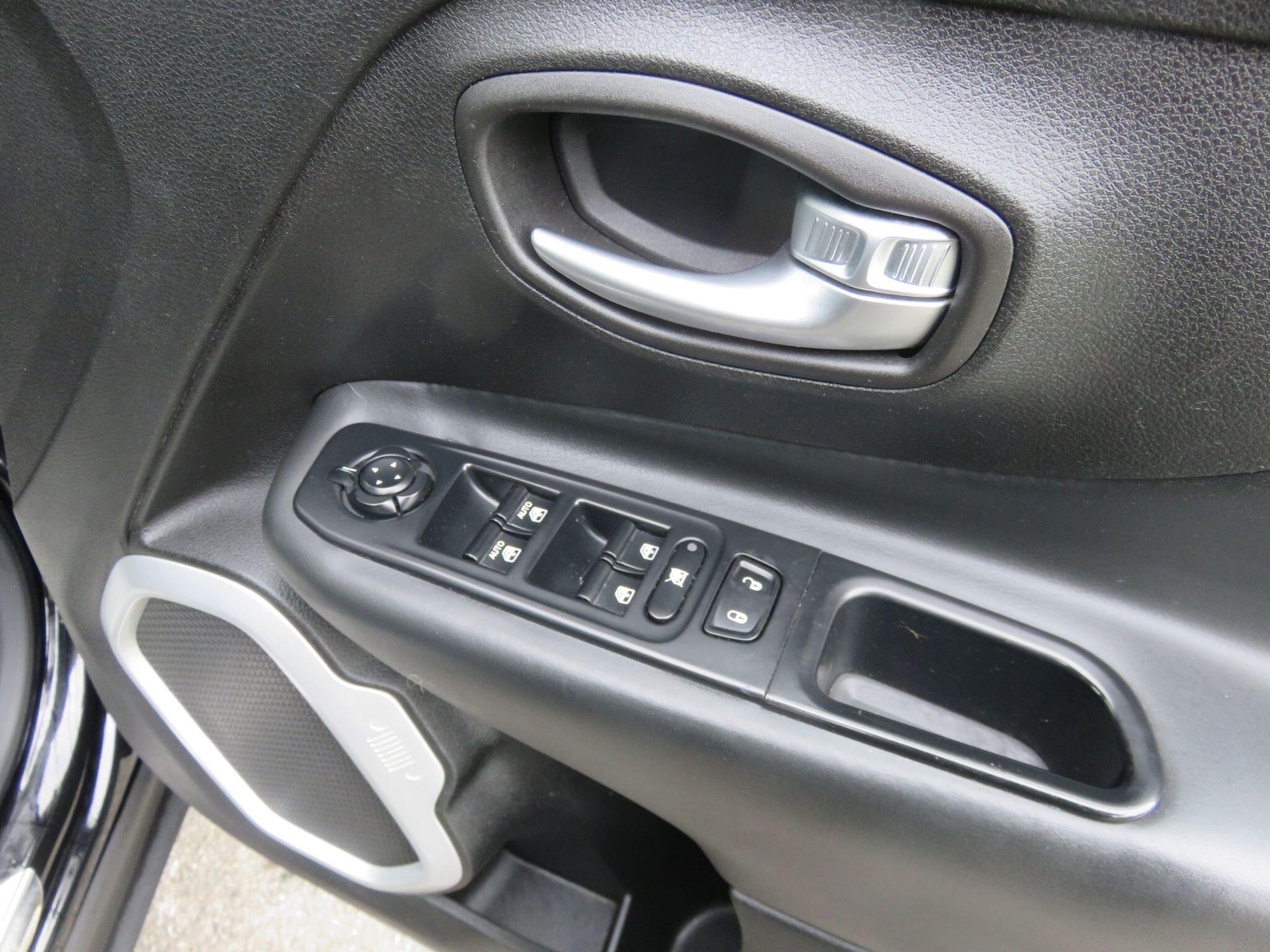 Used Jeep Renegade 2015 for sale - 76839808: Photo 40