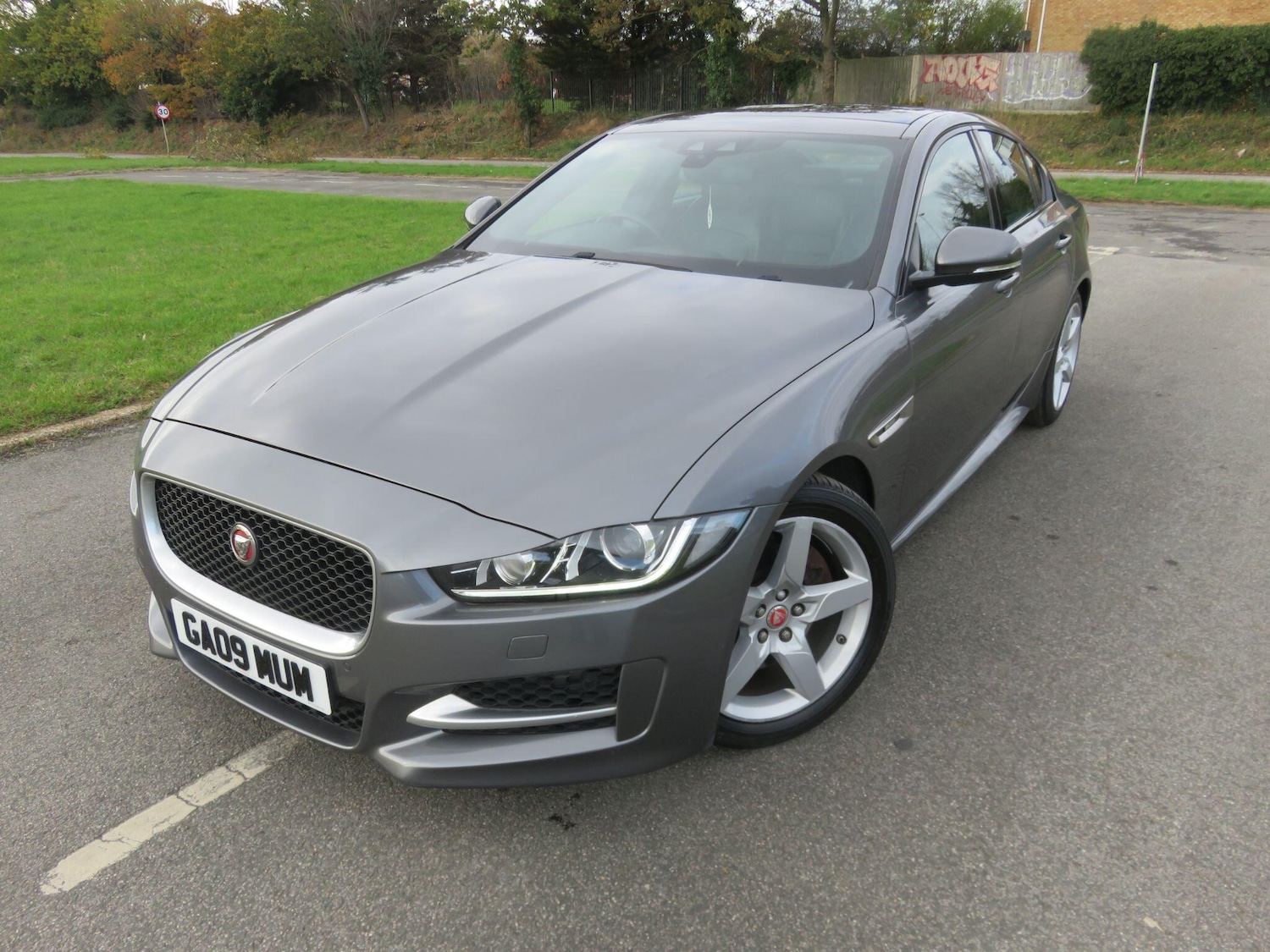 Used Jaguar XE 2016 for sale - 76645564: Photo 1