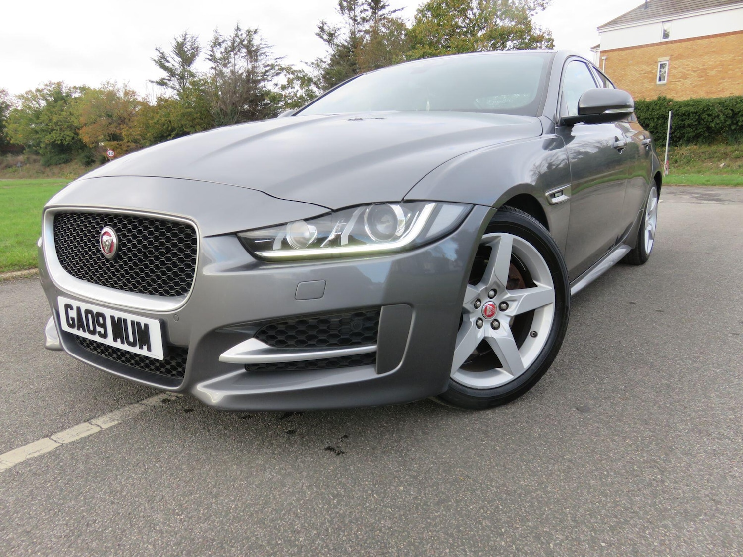 Used Jaguar XE 2016 for sale - 76645564: Photo 2