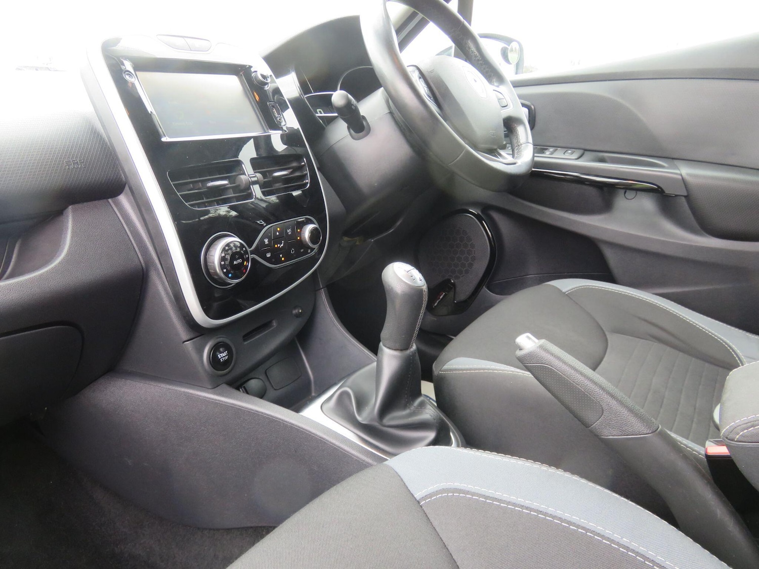 Used Renault Clio for sale - 77696535: Photo 39
