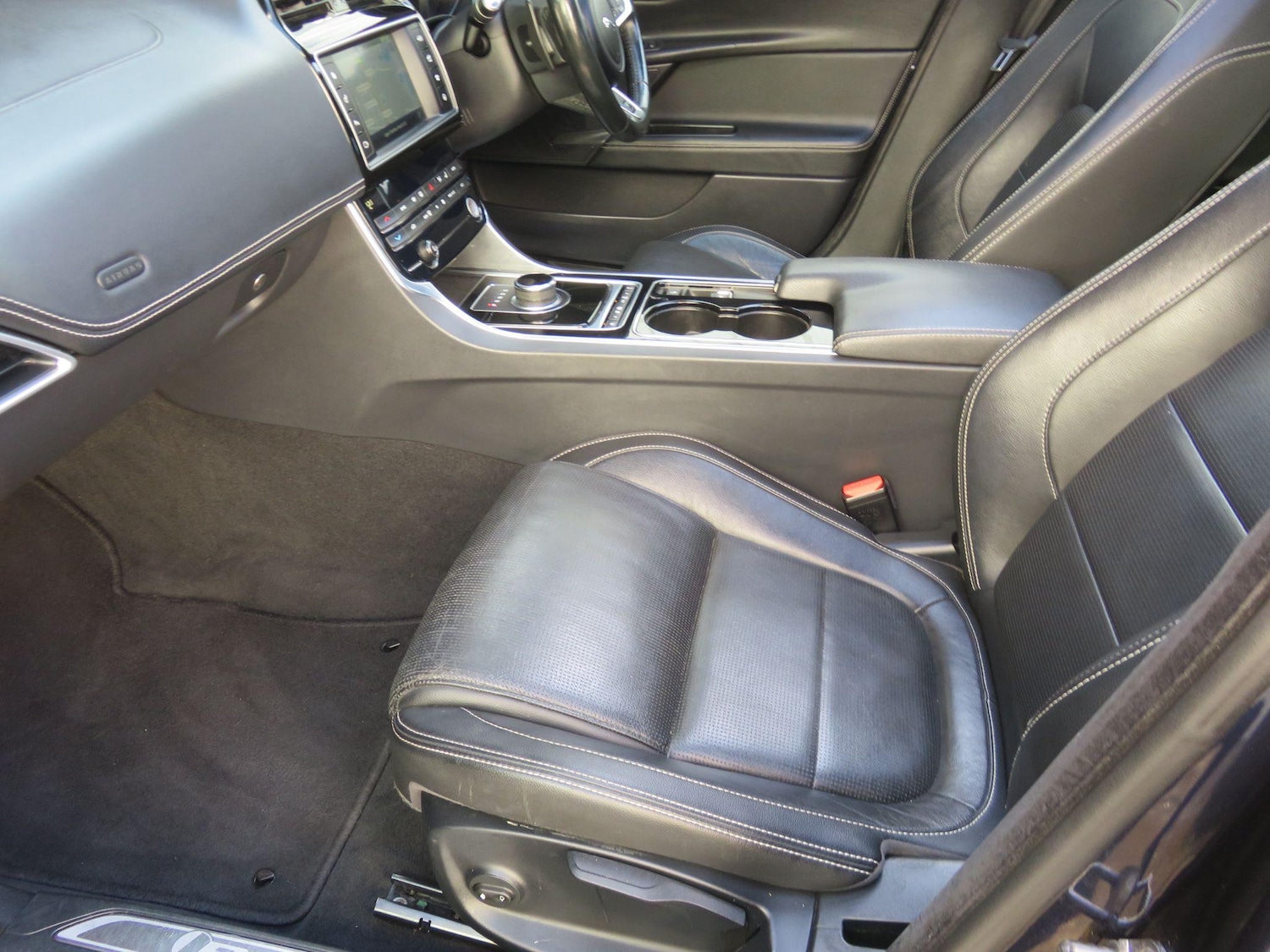 Used Jaguar XE 2016 for sale - 76337404: Photo 29