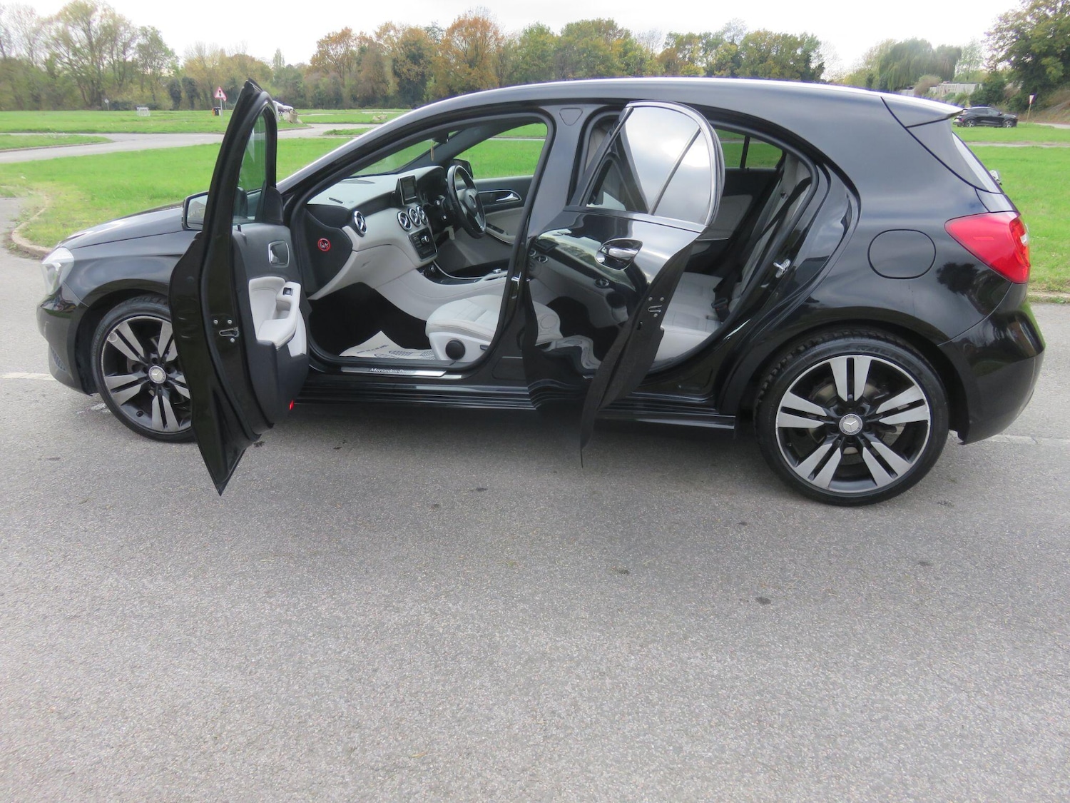 Used Mercedes-Benz A-Class 2014 for sale - 76550587: Photo 16