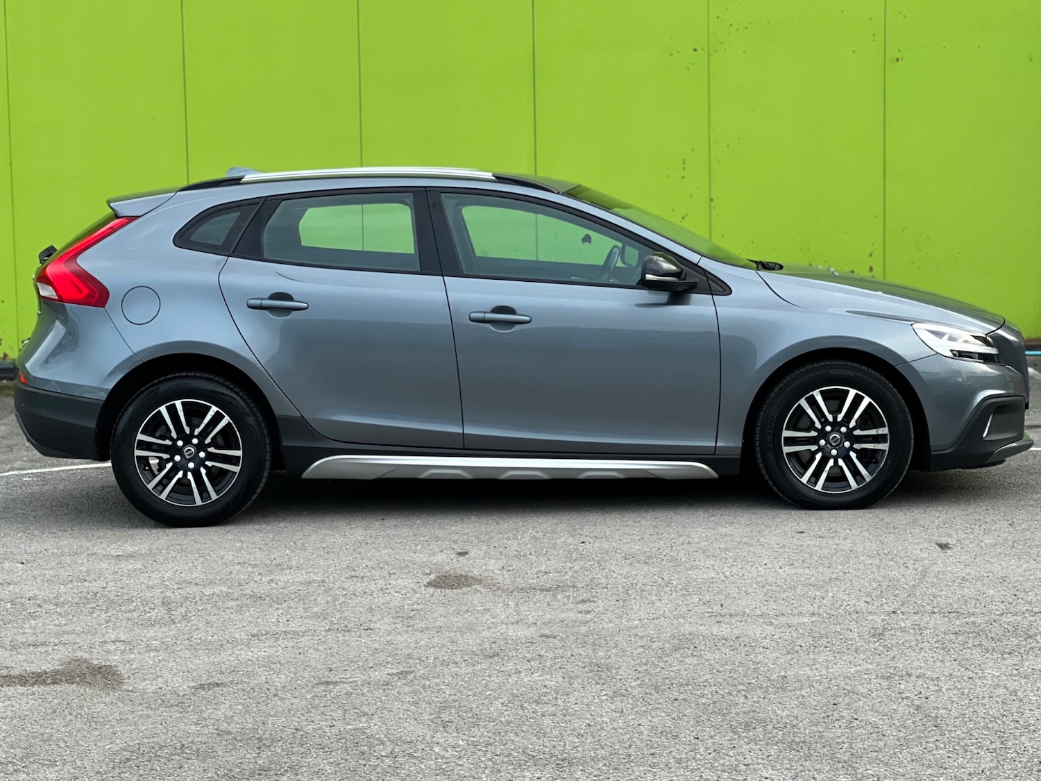 Used Volvo V40 2017 for sale - 76294396: Photo 8