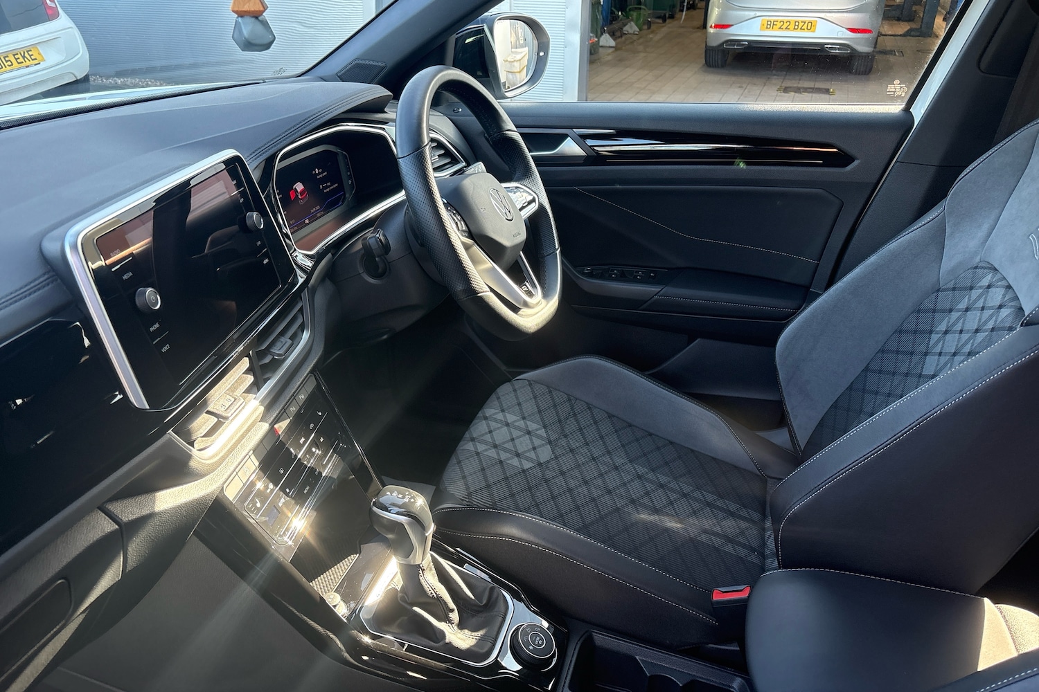 Used Volkswagen T-Roc 2022 for sale - 76675347: Photo 2