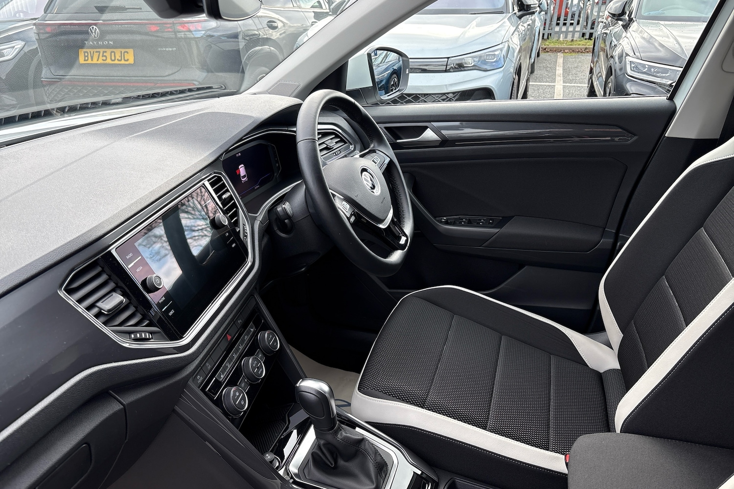 Used Volkswagen T-Roc 2021 for sale - 76681339: Photo 2