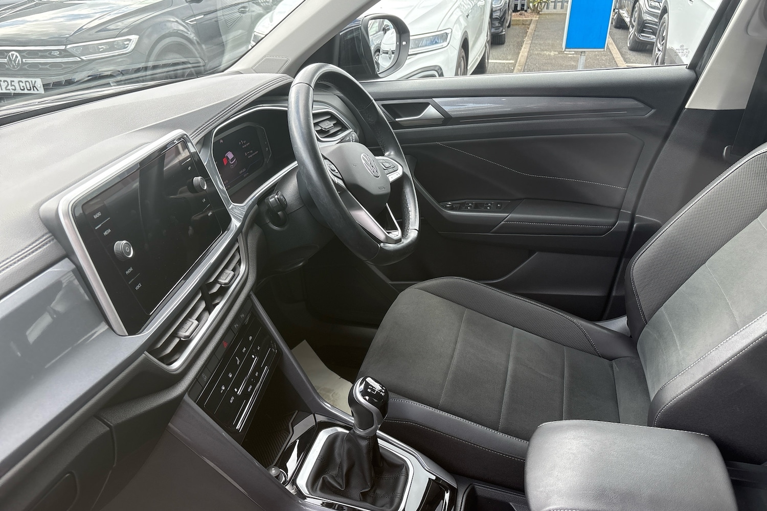 Used Volkswagen T-Roc 2022 for sale - 76675388: Photo 2