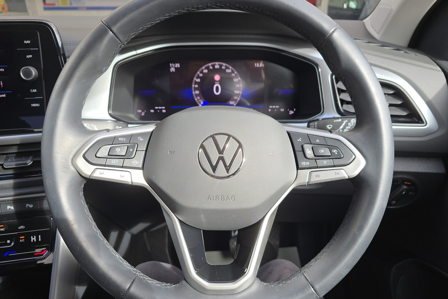 Used Volkswagen T-Roc 2024 for sale - 76677579: Photo 17