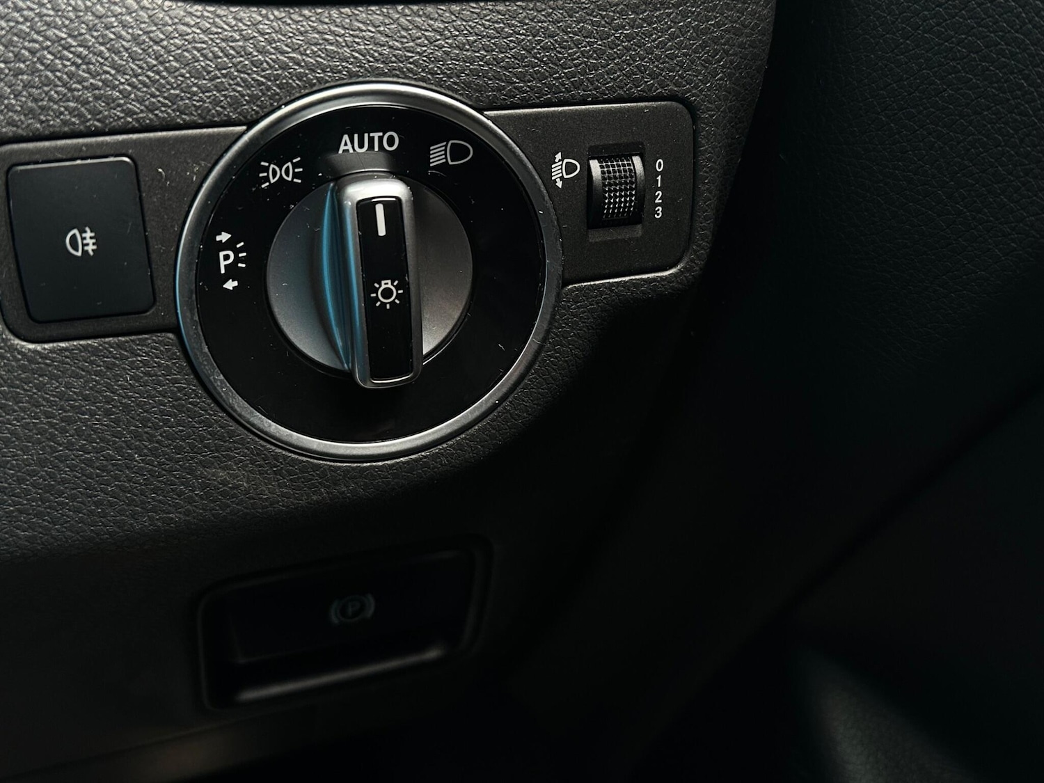 Used Mercedes-Benz A-Class 2014 for sale - 77238479: Photo 31