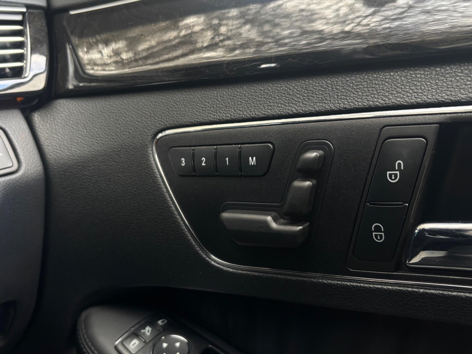 Used Mercedes-Benz E Class 2010 for sale - 76990166: Photo 36