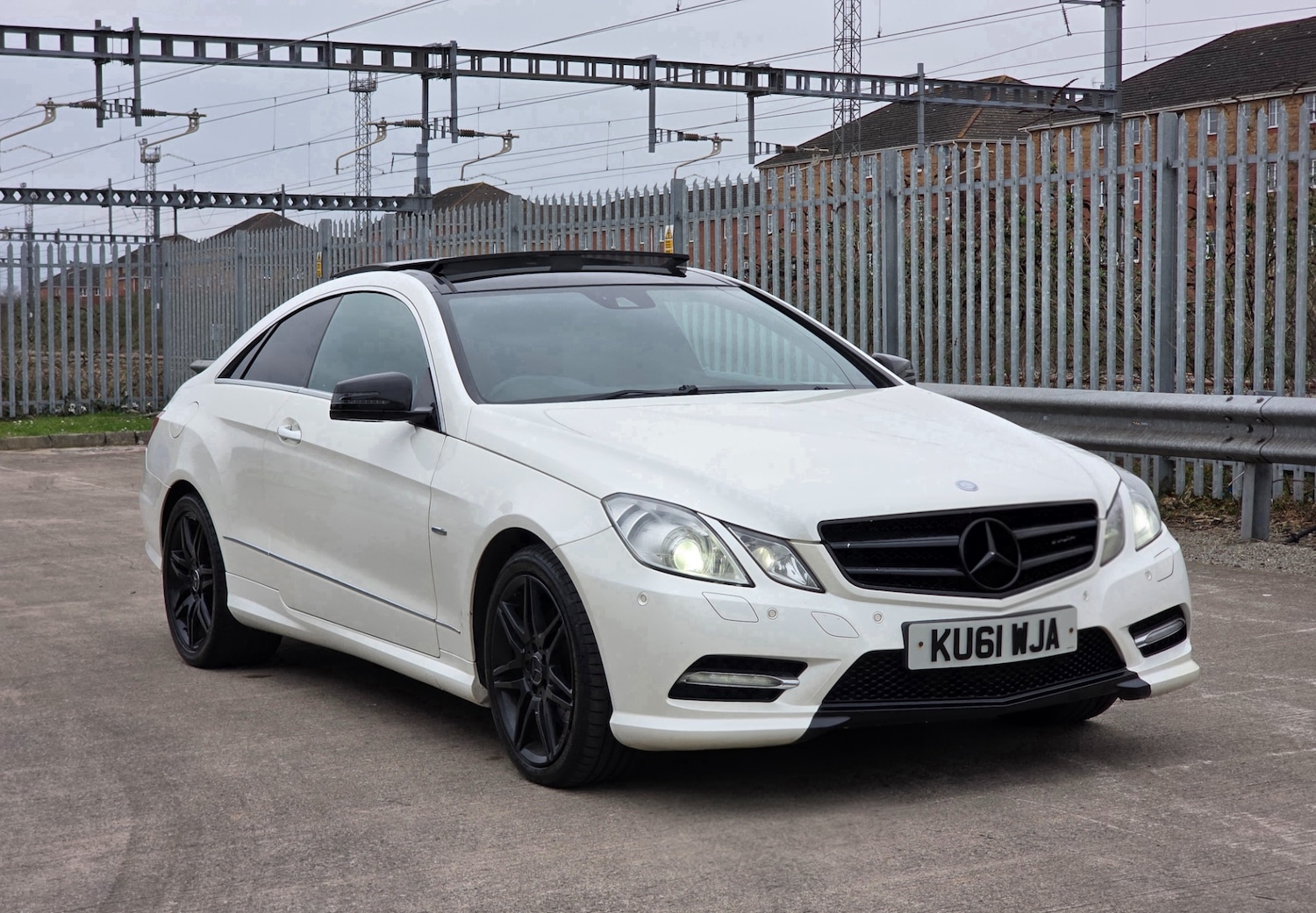 Used Mercedes-Benz E Class 2011 for sale - 77750243: Photo 2