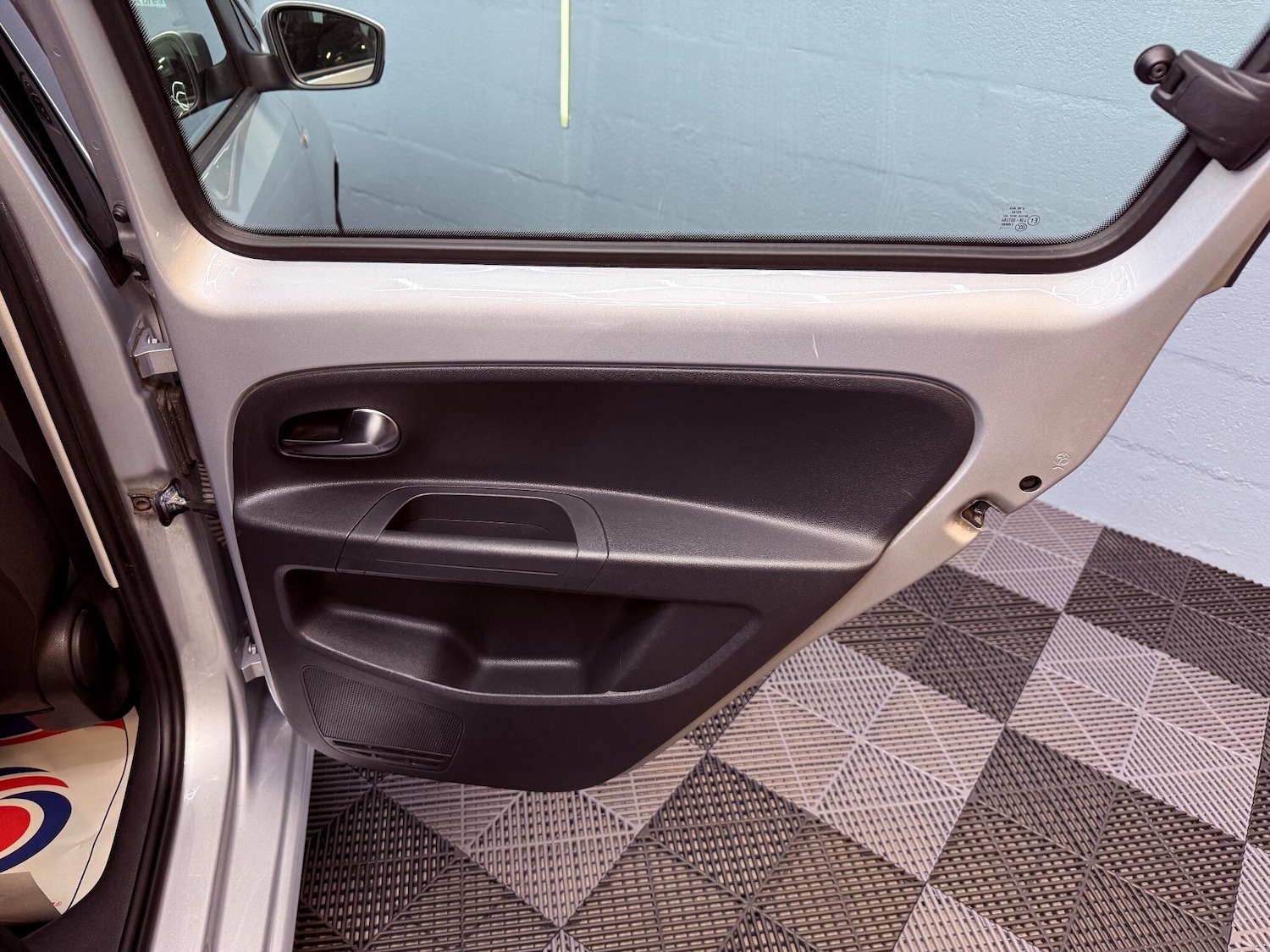 Used Volkswagen up! 2015 for sale - 75978118: Photo 24