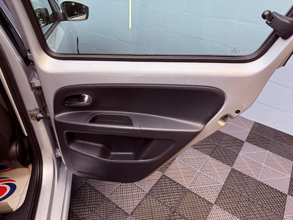 Used Volkswagen up! 2015 for sale - 75978118: Photo 24