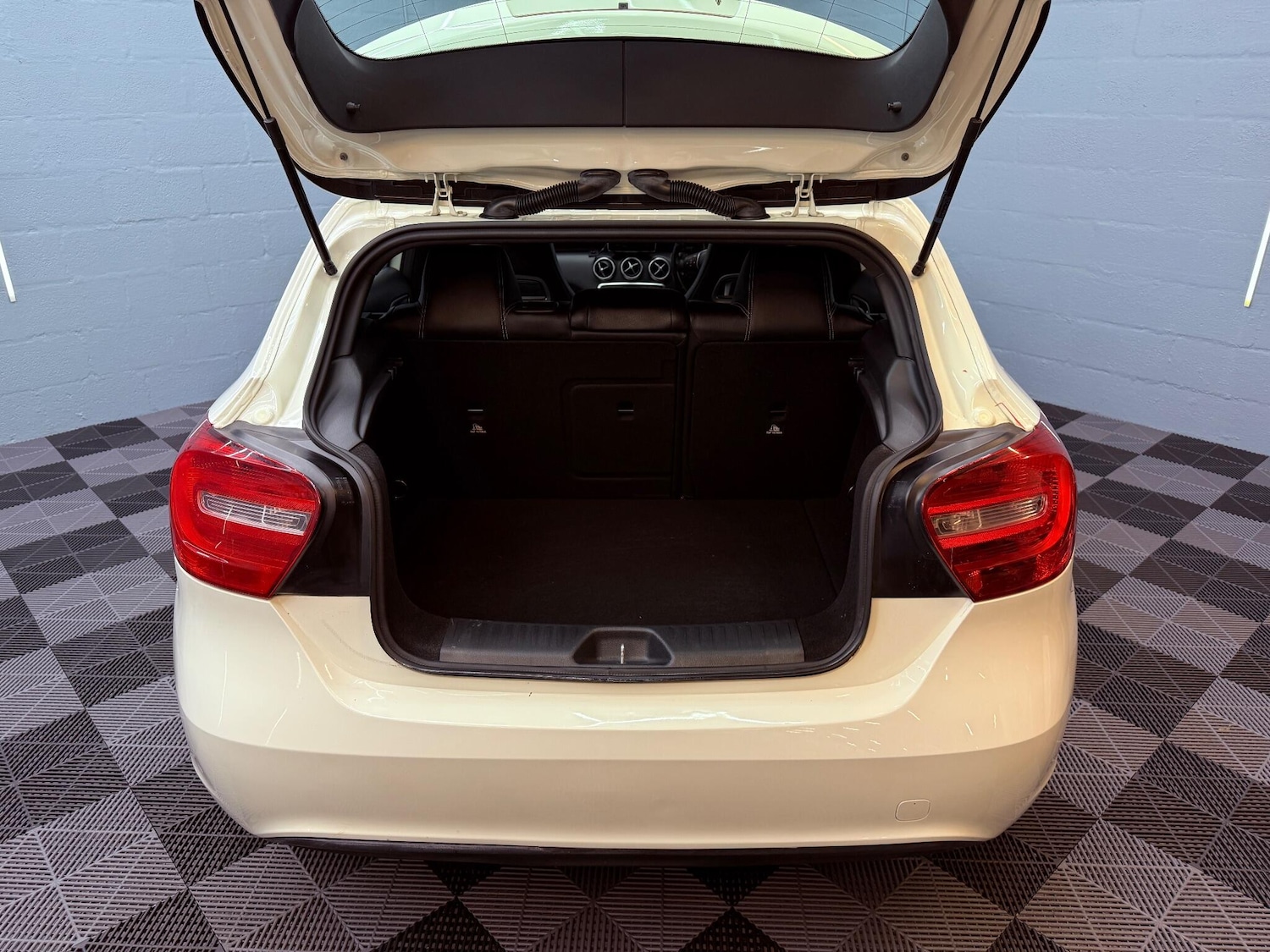 Used Mercedes-Benz A-Class 2015 for sale - 76926029: Photo 31