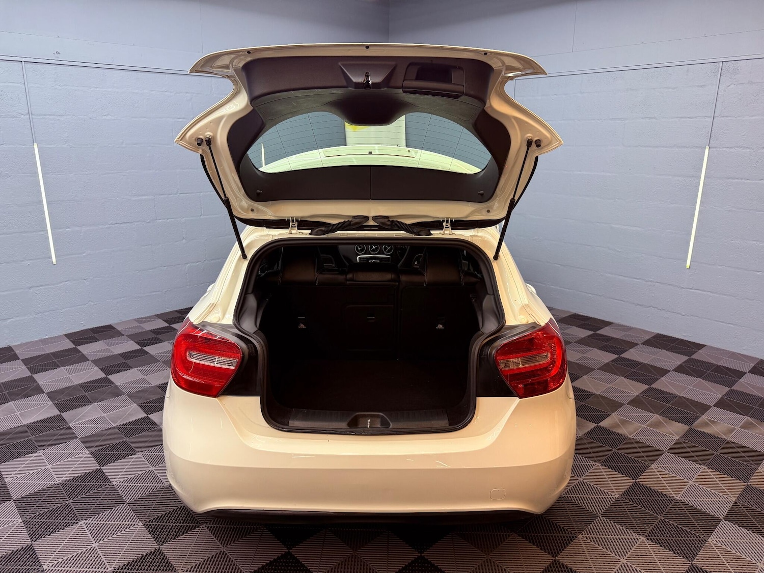 Used Mercedes-Benz A-Class 2015 for sale - 76926029: Photo 32