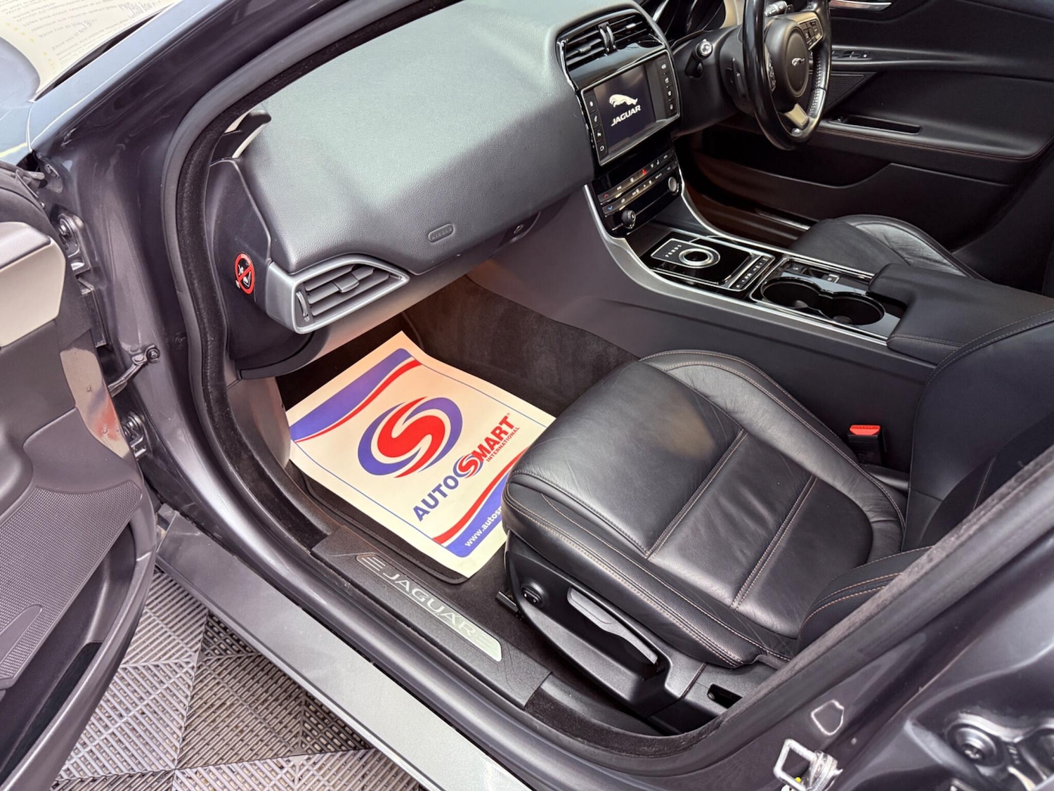 Used Jaguar XE 2016 for sale - 78058064: Photo 33