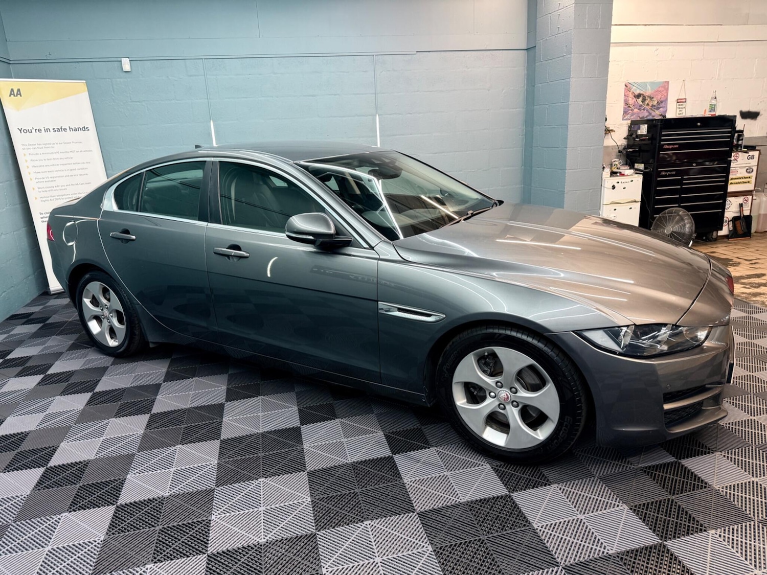 Used Jaguar XE 2016 for sale - 78058064: Photo 4