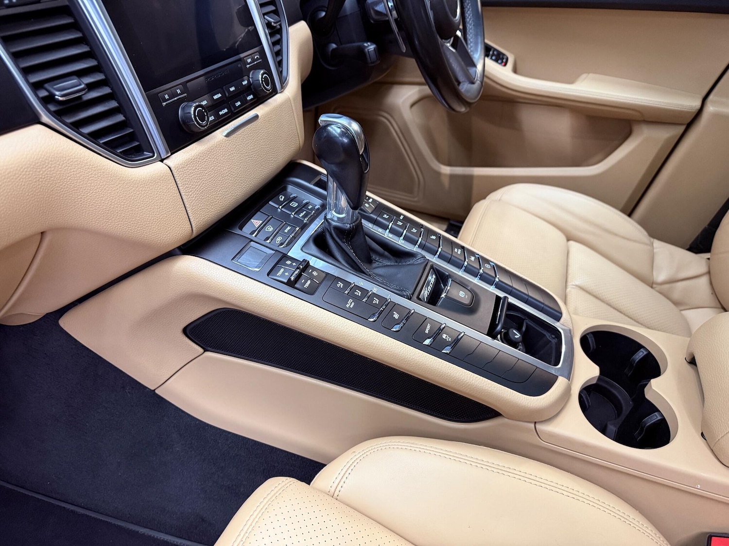 Used Porsche Macan 2017 for sale - 76671601: Photo 38