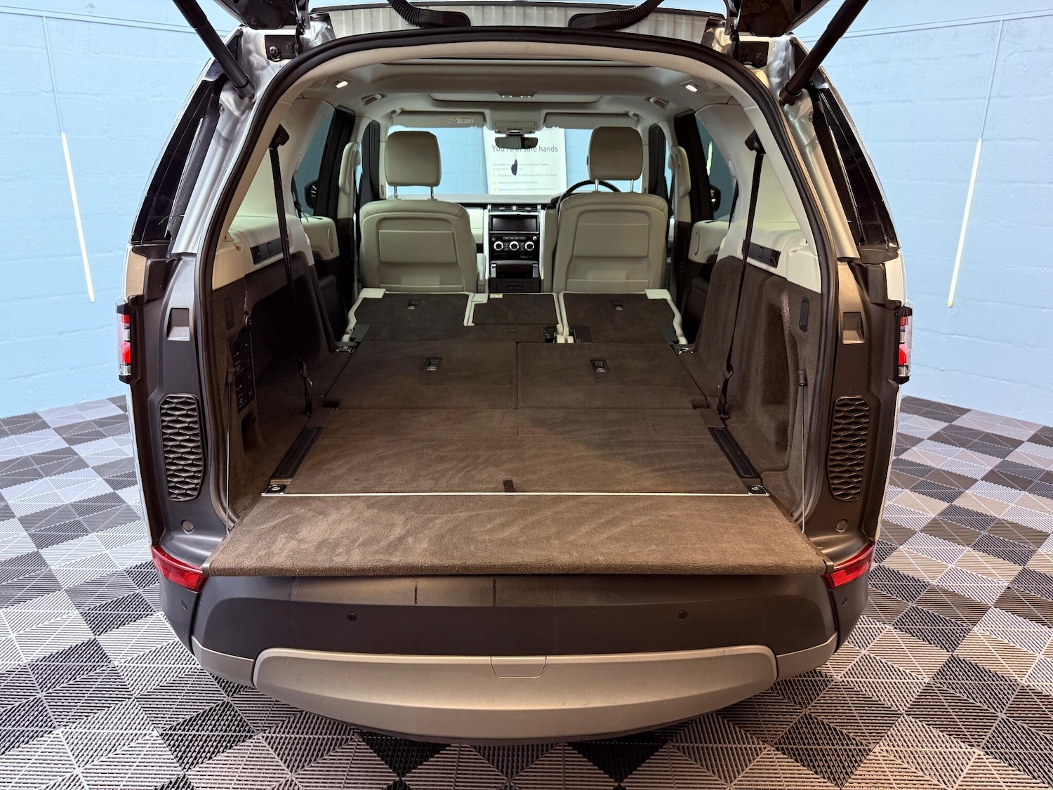 Used Land Rover Discovery 2017 for sale - 76975806: Photo 51