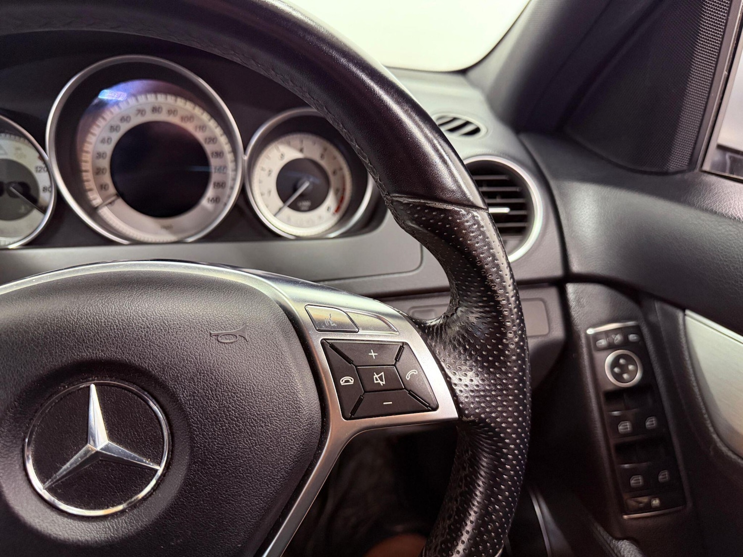 Used Mercedes-Benz C Class 2012 for sale - 76990690: Photo 34