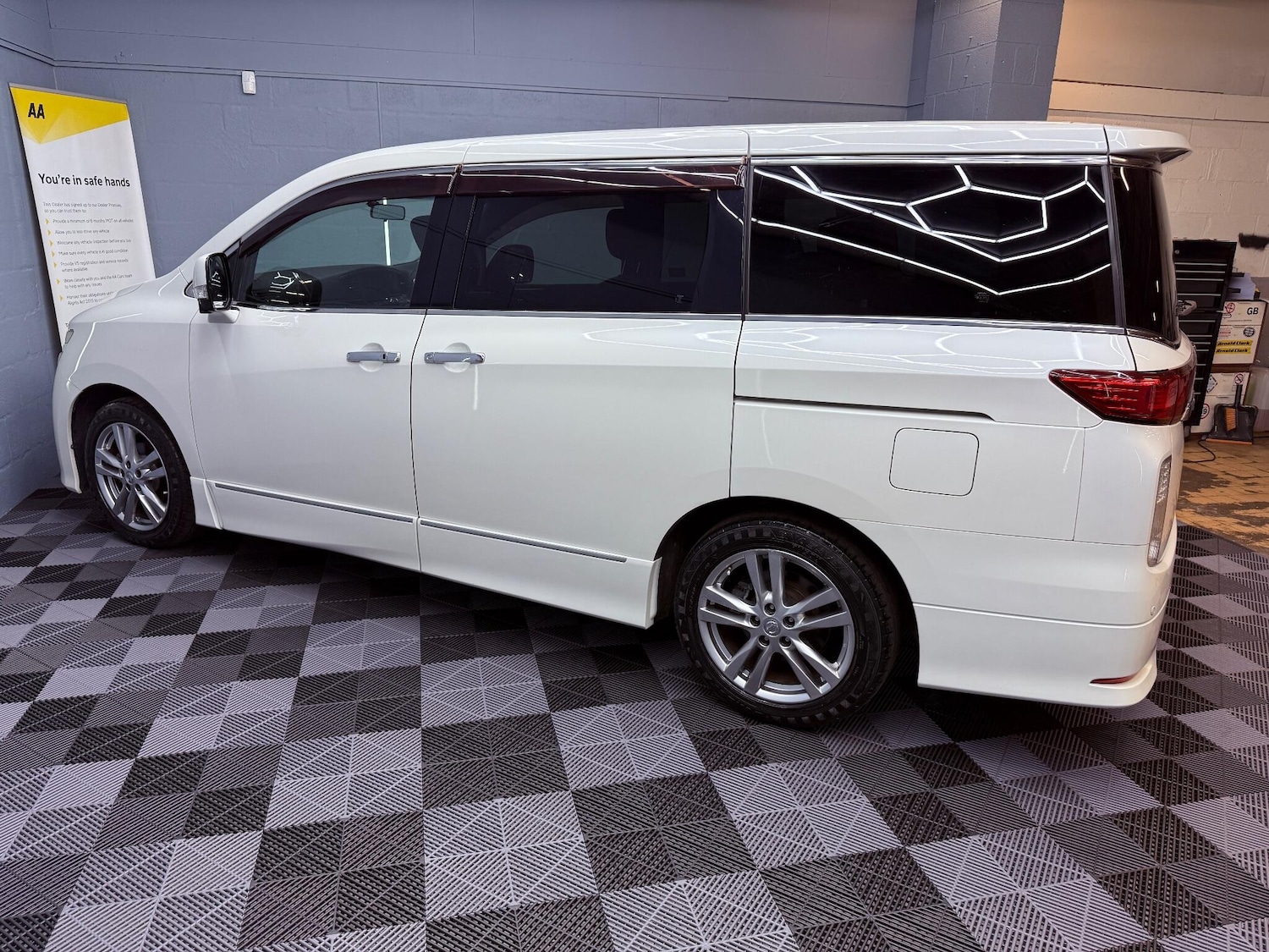 Used Nissan Elgrand 2023 for sale - 76991545: Photo 44