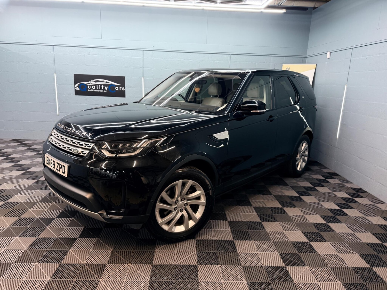 Used Land Rover Discovery 2018 for sale - 77066743: Photo 2