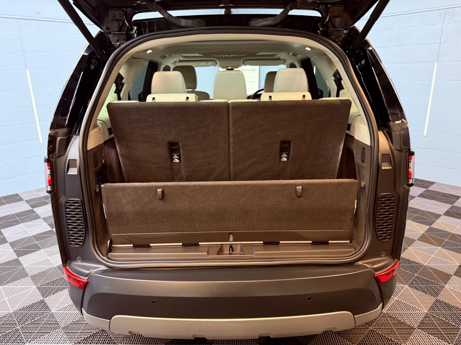 Used Land Rover Discovery 2018 for sale - 77066743: Photo 50