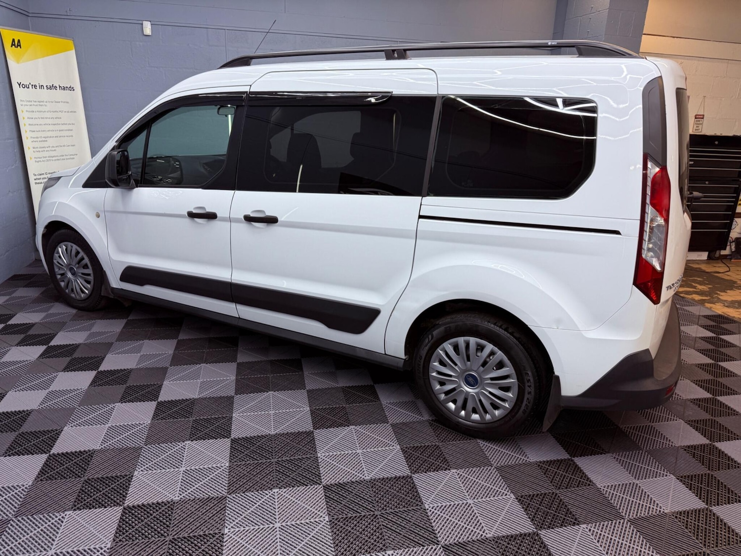 Used Ford Grand Tourneo Connect 2015 for sale - 75884195: Photo 32