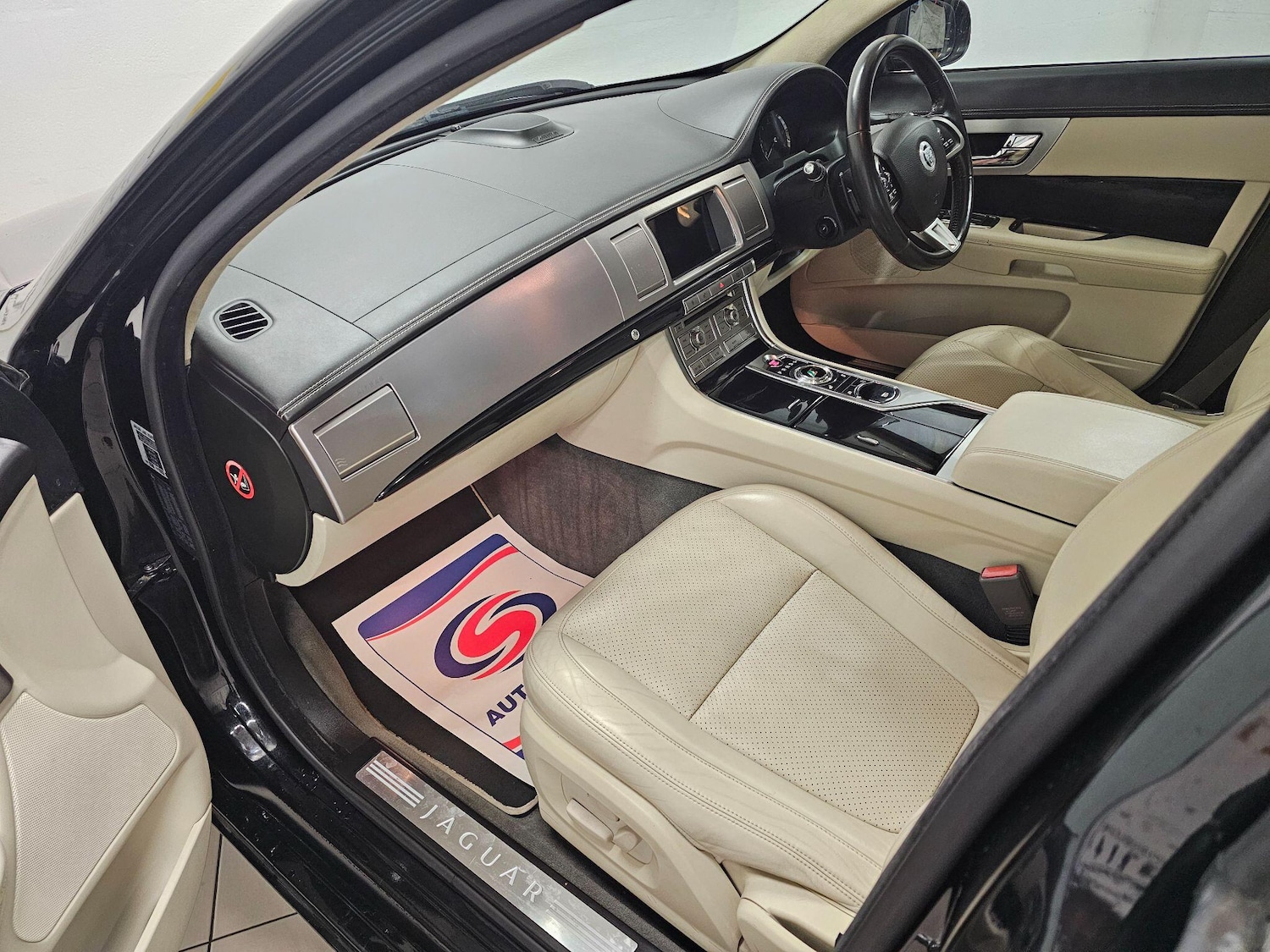 Used Jaguar XF 2013 for sale - 76994369: Photo 31