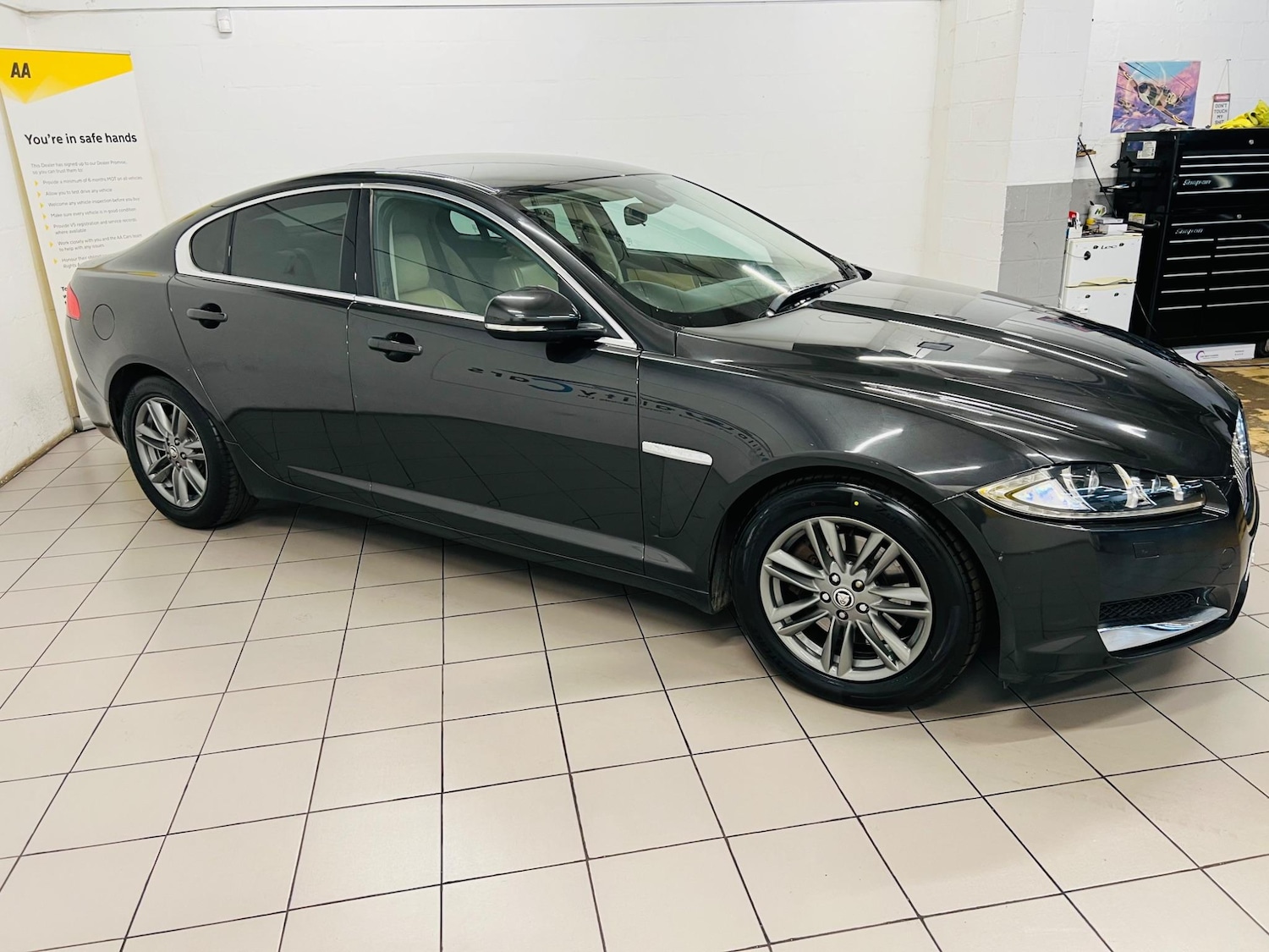 Used Jaguar XF 2012 for sale - 76994910: Photo 3