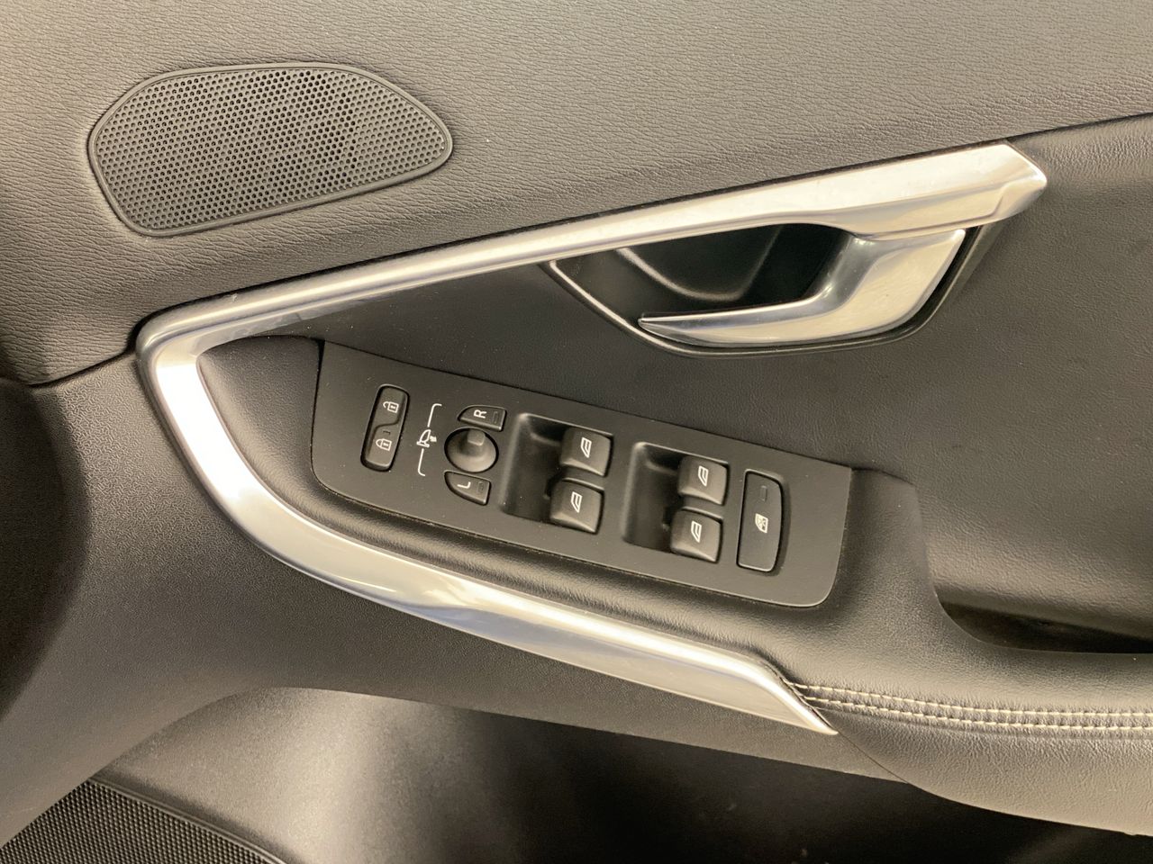 Used Volvo V40 2017 for sale - 75758959: Photo 13