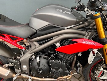 Used Triumph SPEED TRIPLE R 2018 for sale - bike-76758958: Photo