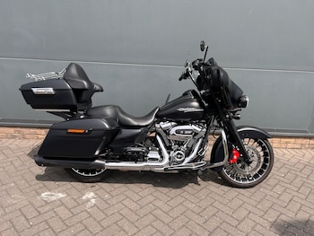 Used Harley-Davidson TOURING FLHX STREET GLIDE 2017 for sale - bike-79335790: Photo