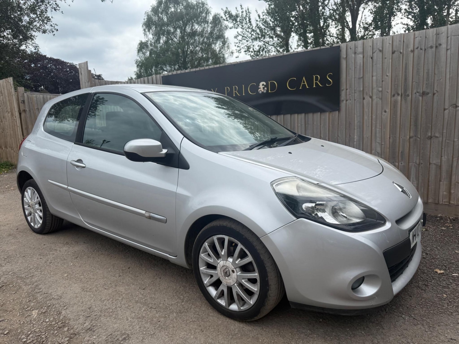 Used Renault Clio 2010 for sale - 76607330: Photo 1