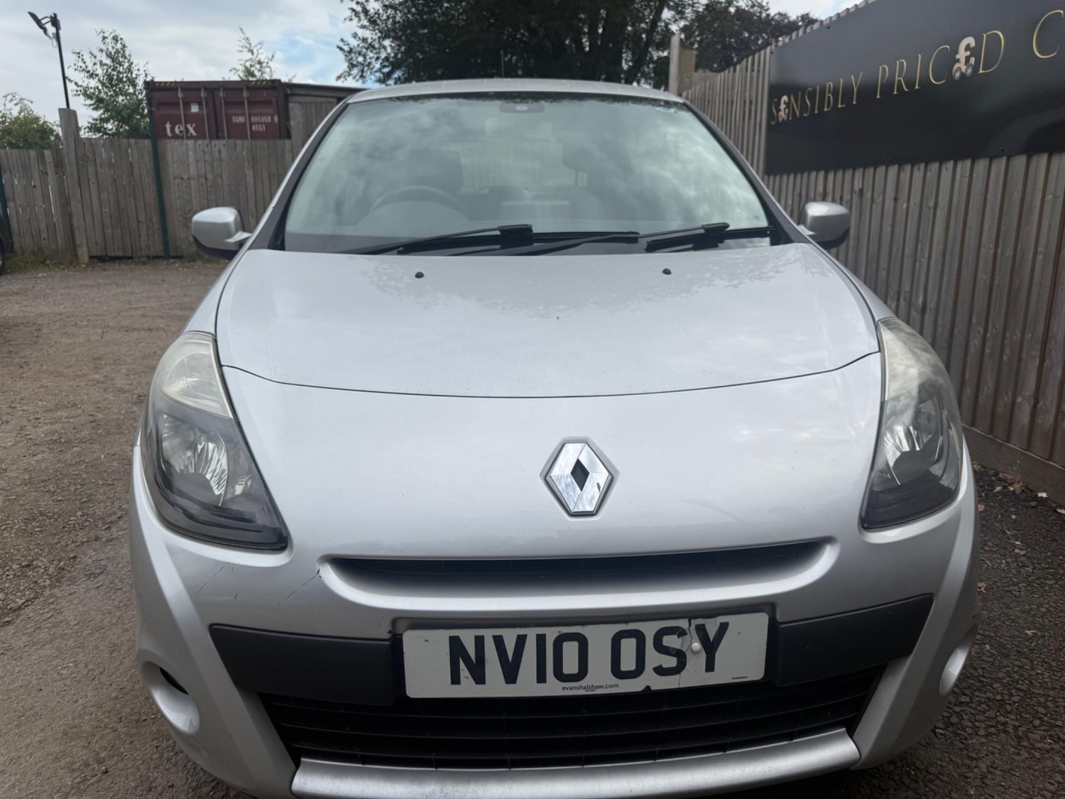 Used Renault Clio 2010 for sale - 76607330: Photo 2