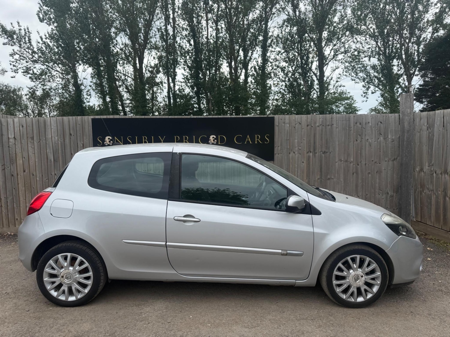 Used Renault Clio 2010 for sale - 76607330: Photo 4