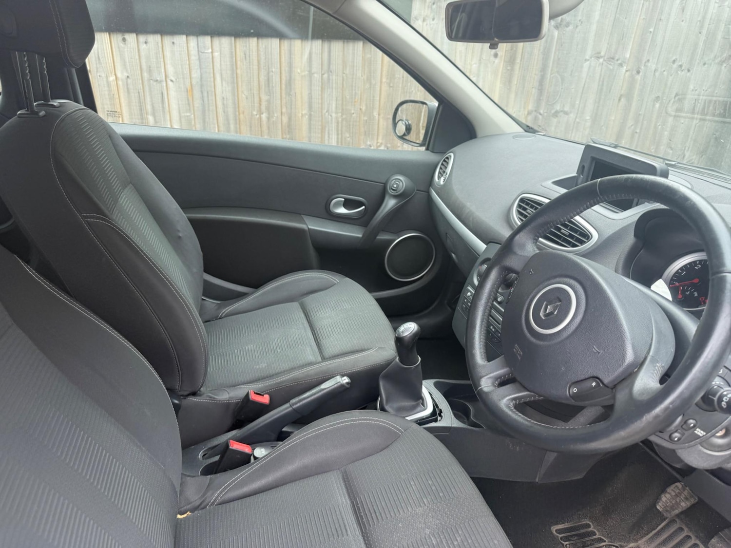 Used Renault Clio 2010 for sale - 76607330: Photo 6