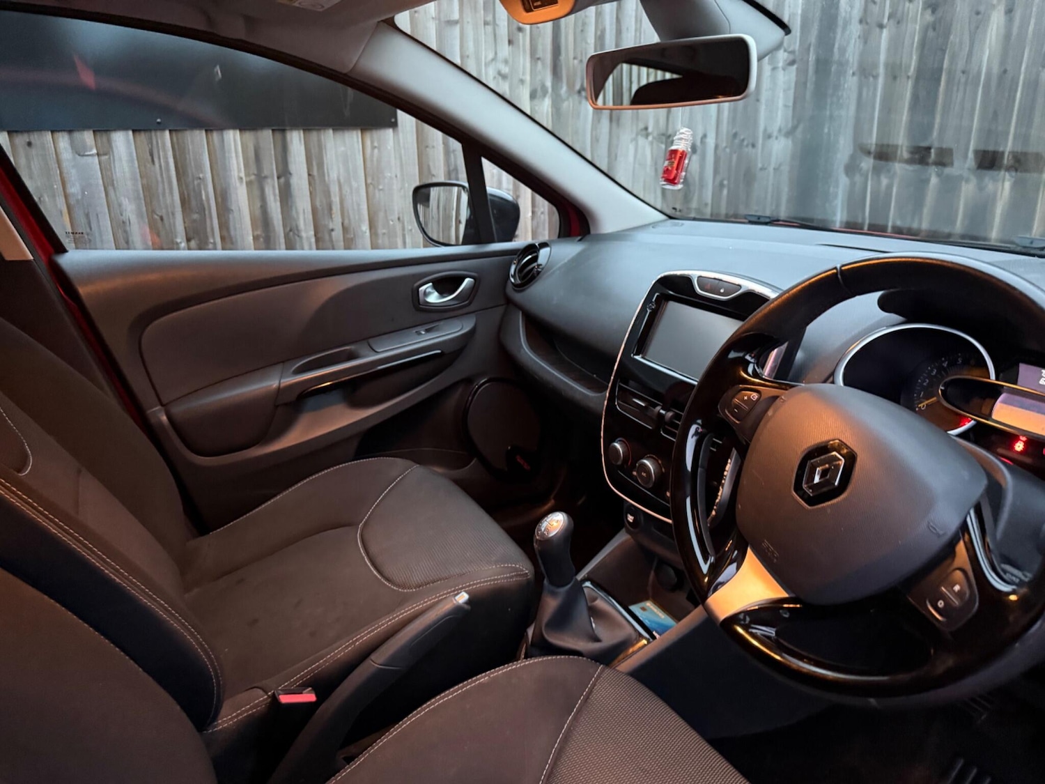 Used Renault Clio 2015 for sale - 76607687: Photo 6