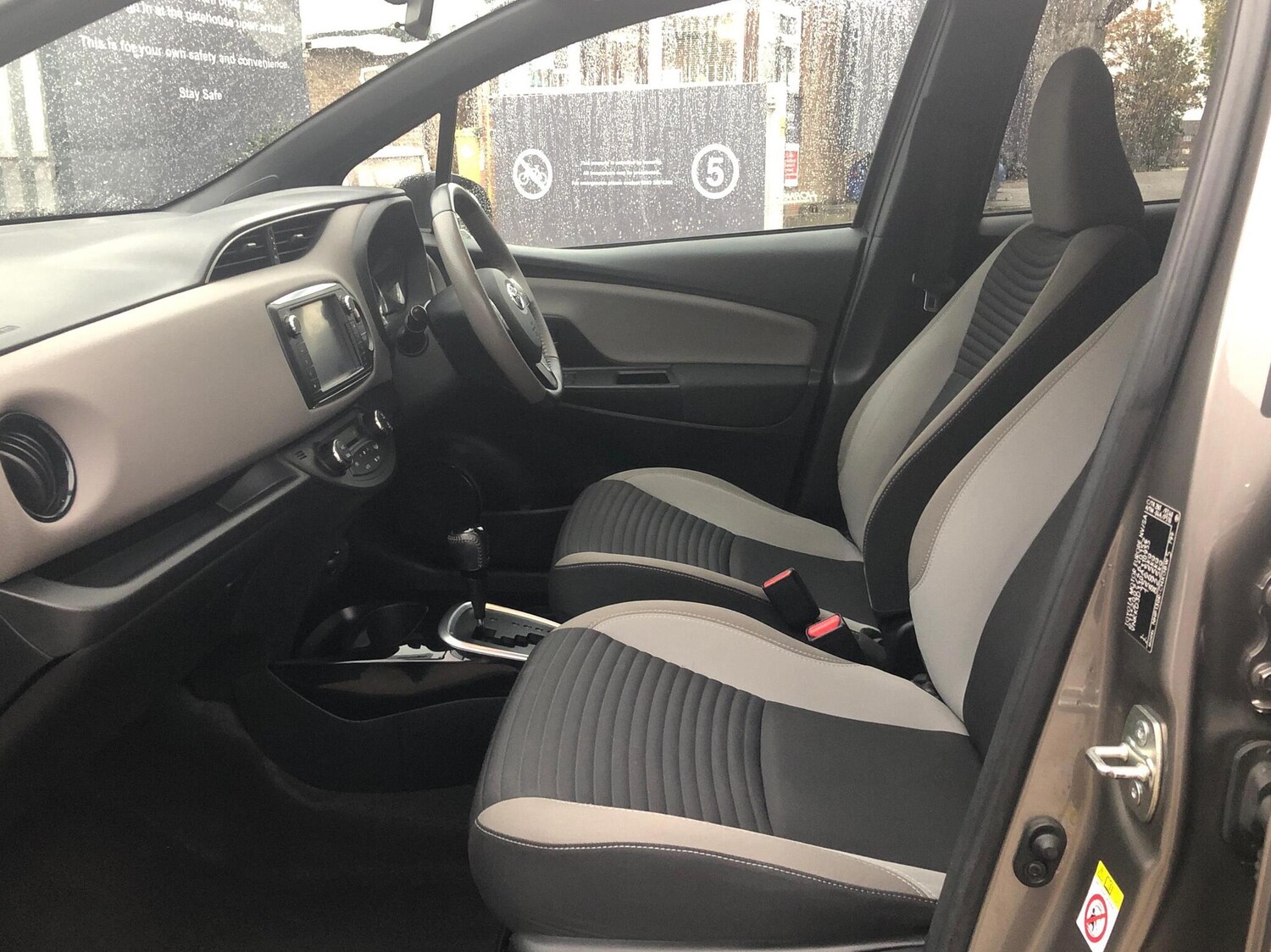 Used Toyota Yaris 2017 for sale - 76551803: Photo 17