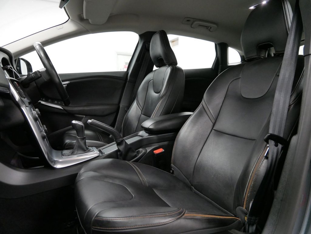 Used Volvo V40 2017 for sale - 76333952: Photo 2