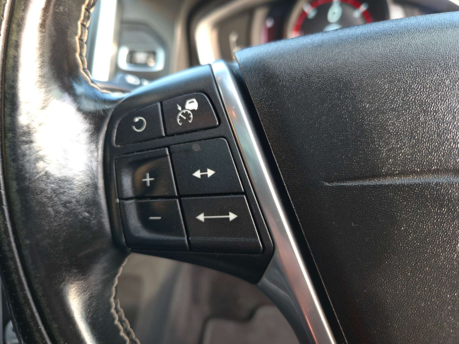 Used Volvo XC60 2015 for sale - 77025189: Photo 41