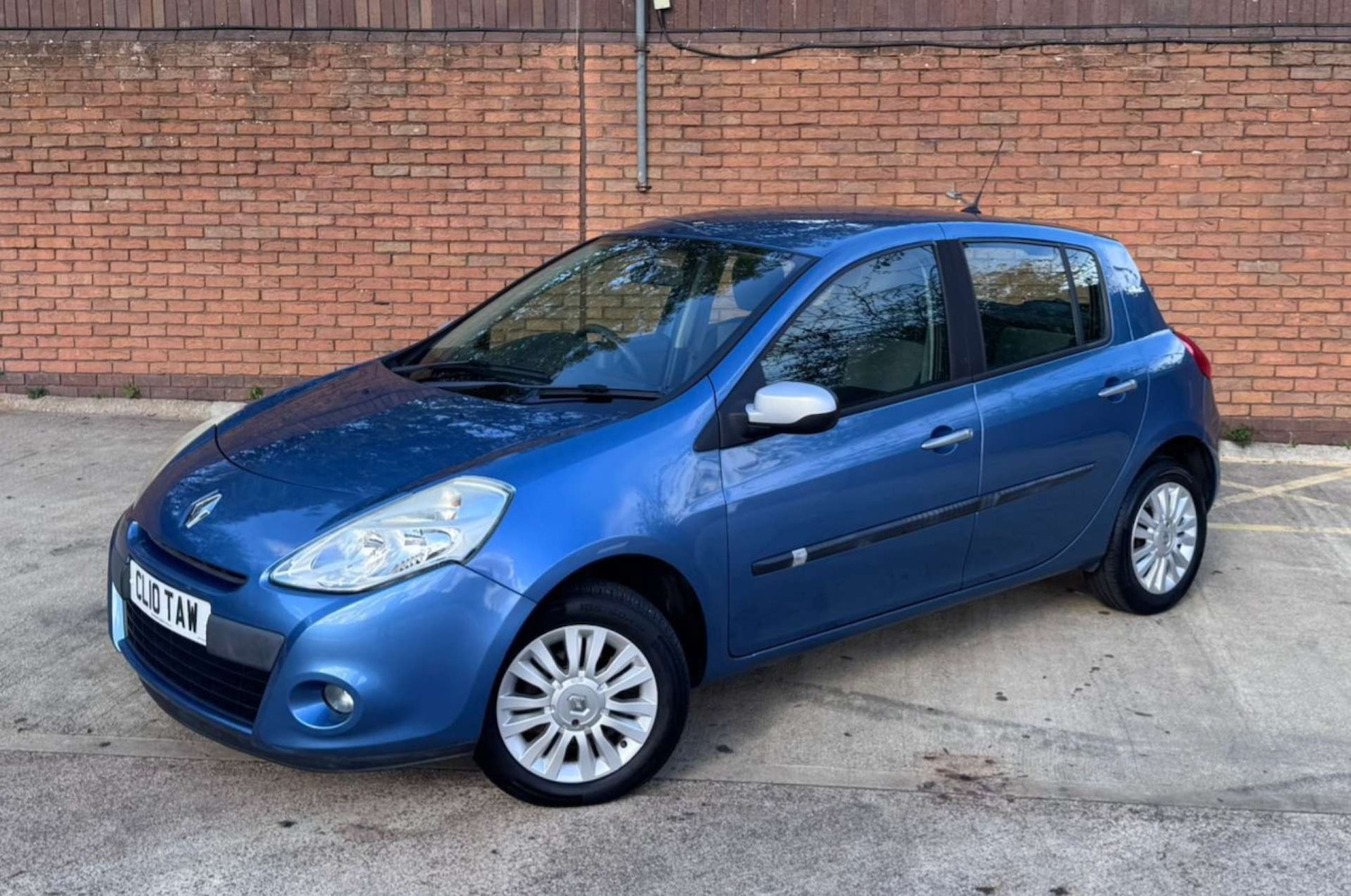 Used Renault Clio 2010 for sale - 76600535: Photo 2