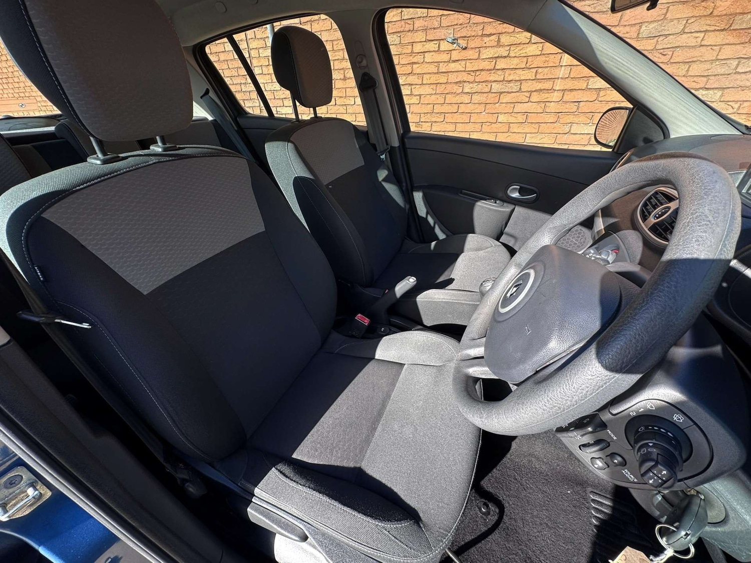 Used Renault Clio 2010 for sale - 76600535: Photo 31