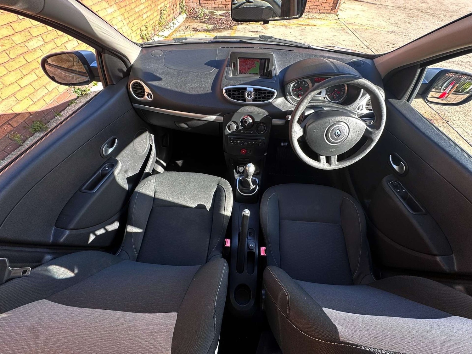 Used Renault Clio 2010 for sale - 76600535: Photo 32