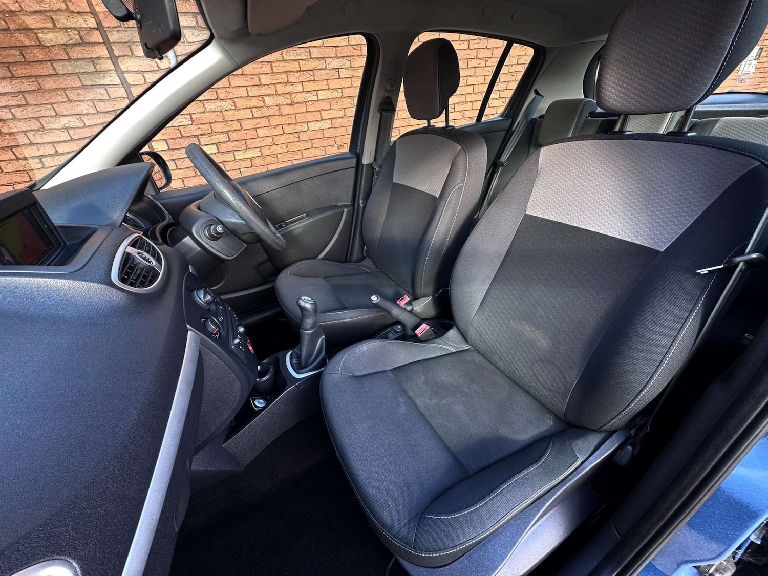 Used Renault Clio 2010 for sale - 76600535: Photo 35