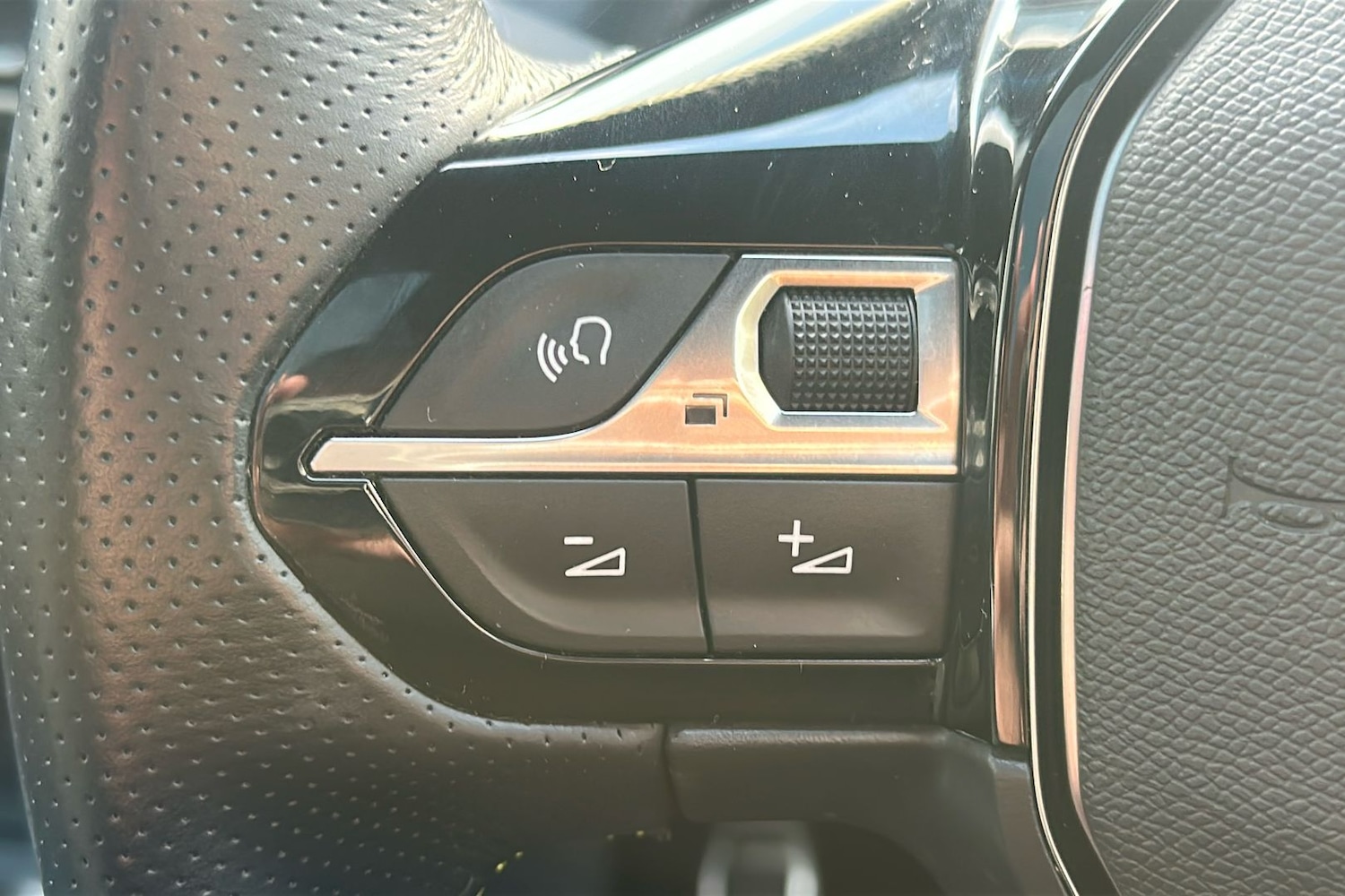 Used Peugeot 2008 2023 for sale - 76077009: Photo 50