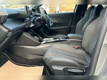 Used Peugeot 2008 2023 for sale - 77676948: Photo