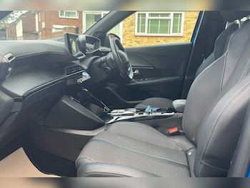 Used Peugeot E-2008 2023 for sale - 78605365: Photo