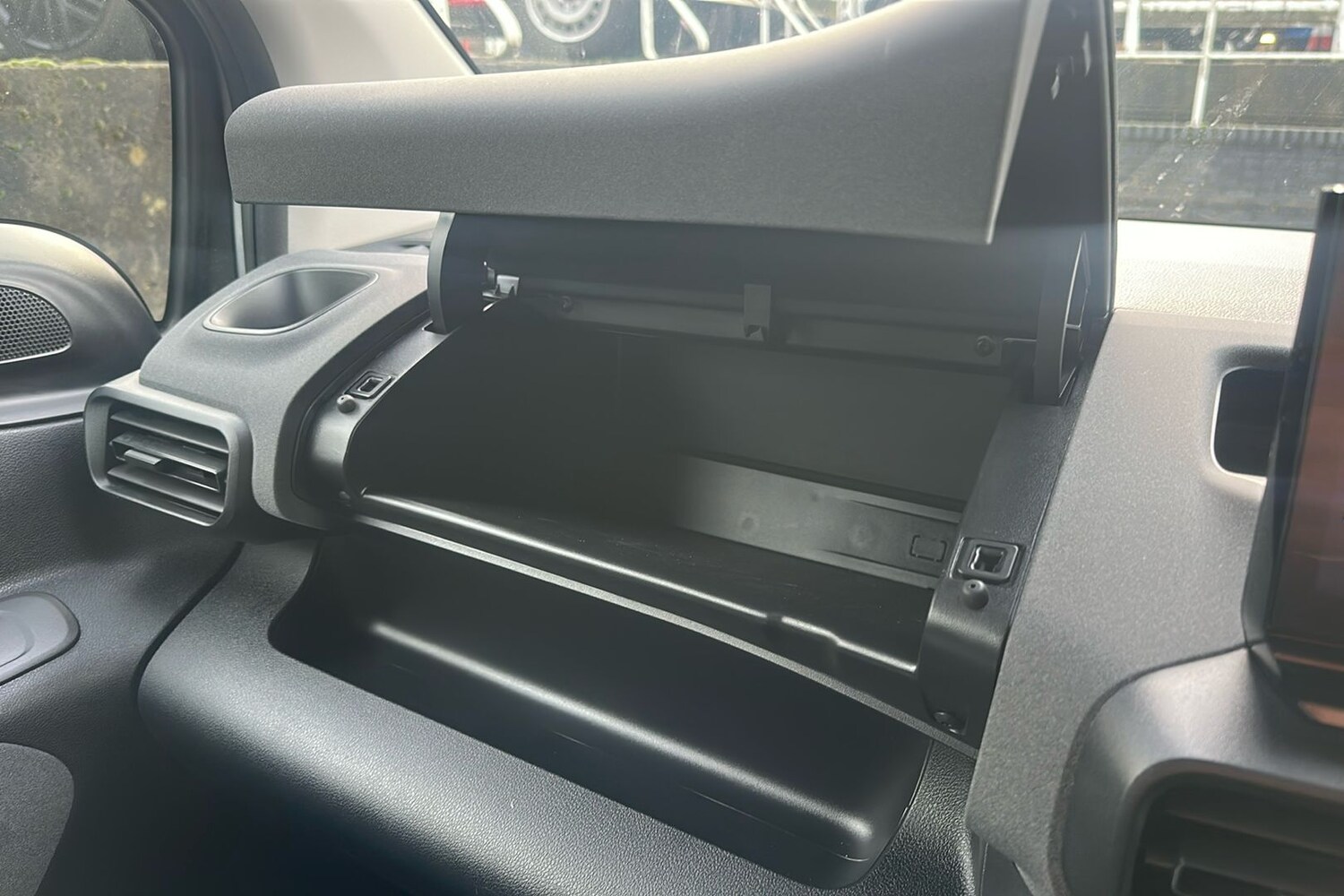 Used Peugeot e-Rifter 2024 for sale - 76932042: Photo 41