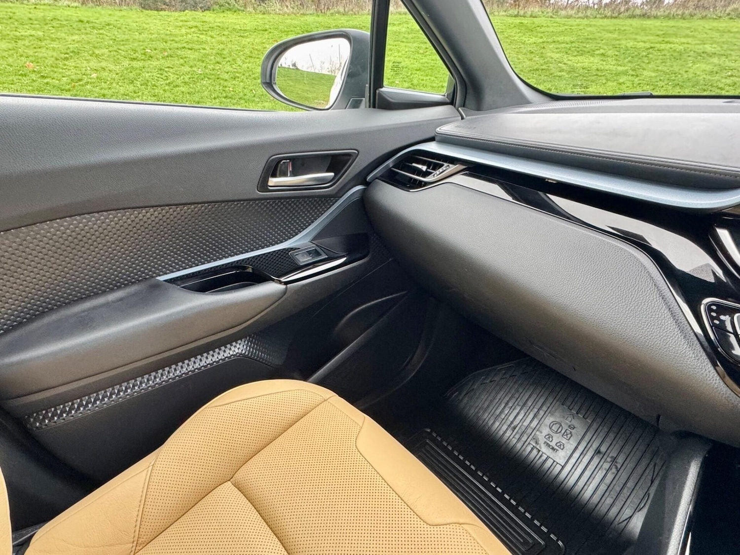 Used Toyota C-HR 2021 for sale - 76716040: Photo 48